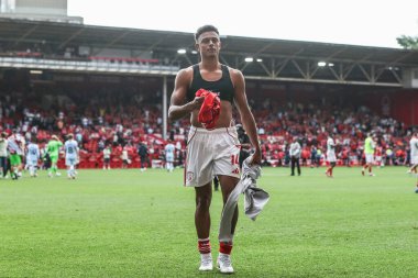 Nottingham Ormanı 'ndan Dan Ndoye, İngiltere' nin Nottingham şehrinde 16 Ağustos 2025 'te oynanan Premier League maçında Nottingham Forest' a karşı Brentford maçında genç bir hayranına tişörtünü verdi.