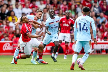 Nottingham Ormanı 'ndan Murillo, İngiltere' nin Nottingham şehrinde 17 Ağustos 2025 'te oynanan Premier League maçı Nottingham Forest' a karşı Brentford maçında Brentford 'dan Jordan Henderson' a meydan okudu.