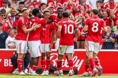 Nottingham Ormanı 'ndan Dan Ndoye, İngiltere' nin Nottingham şehrinde 17 Ağustos 2025 'te oynanan Premier League maçında Nottingham Forest' ın Brentford 'a karşı oynadığı maçı takım arkadaşlarıyla 2-0 kazanmasını kutluyor.
