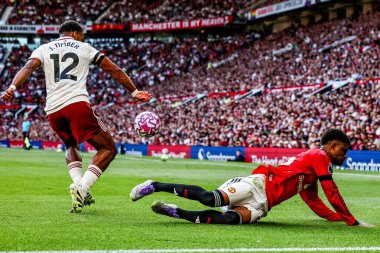 Manchester United takımından Amad Diallo, Manchester United 'ın 17 Ağustos 2025' te Old Trafford, Manchester, İngiltere 'de oynadığı Premier League maçında Arsenal' li Jurrien Timber 'e meydan okudu.
