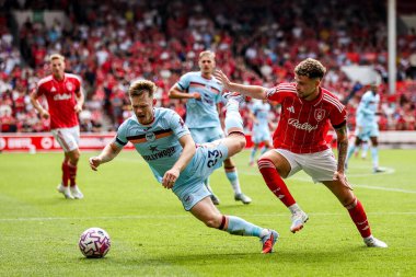 Brentford 'lu Keane Lewis-Potter, Nottingham Ormanı' ndan Neco Williams 'a 17 Ağustos 2025' te Nottingham Forest 'a karşı Brentford City Ground, Nottingham, İngiltere' de oynanan Premier League maçında meydan okudu.