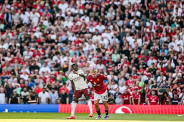 Manchester United 'dan Luke Shaw 17 Ağustos 2025' te Old Trafford, Manchester, İngiltere 'de oynanan Premier League maçında topa öncülük ediyor.