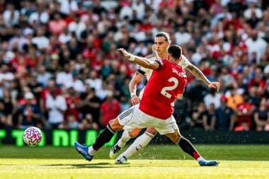 Arsenal 'den Riccardo Calafiori, Manchester United' ın 17 Ağustos 2025 'te Old Trafford, Manchester, İngiltere' de oynadığı Premier League maçında Manchester United 'dan Diogo Dalot' un baskısı altında.