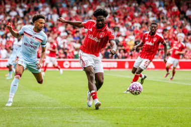 Nottingham Ormanı 'ndan Ola Aina Premier League maçında topu temizliyor Nottingham Forest, Brentford' a karşı City Ground, Nottingham, İngiltere, 17 Ağustos 2025