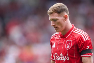 Nottingham Ormanı 'ndan Elliot Anderson 17 Ağustos 2025' te Nottingham Forest 'ın Brentford' a karşı oynadığı Premier Lig maçına bakıyor.