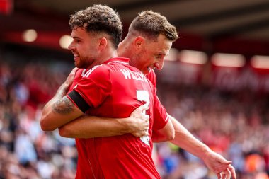 Nottingham Ormanı 'ndan Chris Wood, Nottingham City Ground, Nottingham, İngiltere' de 17 Ağustos 2025 'te oynanan Premier League maçında takım arkadaşlarıyla yaptığı maçı 3-0 kazanarak kutluyor.