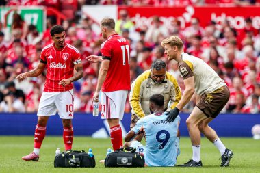 Brentford 'dan Igor Thiago 17 Ağustos 2025' te Nottingham Forest 'a karşı City Ground, Nottingham, İngiltere' de oynanan Premier League maçında tedavi gördü.