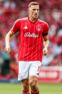 Nottingham Ormanı 'ndan Chris Wood Premier Lig maçı sırasında Nottingham Forest' a karşı Brentford City Ground, Nottingham, İngiltere 'de 17 Ağustos 2025' te seyrediyor.