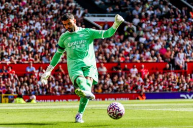 Arsenal 'den David Raya Premier Lig maçında pas veriyor Manchester United Arsenal' e karşı Old Trafford, Manchester, İngiltere, 17 Ağustos 2025