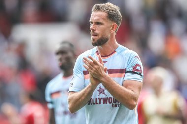 Brentford 'dan Jordan Henderson, İngiltere' nin Nottingham şehrinde oynanan Premier League maçından sonra oynanan Nottingham Forest - Brentford maçında taraftarları alkışlıyor.