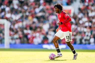 Manchester United takımından Patrick Dorgu, Manchester United 'ın 17 Ağustos 2025' te Old Trafford, Manchester 'da oynadığı Premier League maçında topla koşuyor.