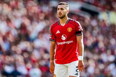 Manchester United takımından Diogo Dalot, Manchester United 'ın 17 Ağustos 2025' te Old Trafford, Manchester 'da oynadığı Premier League maçında izlemektedir.