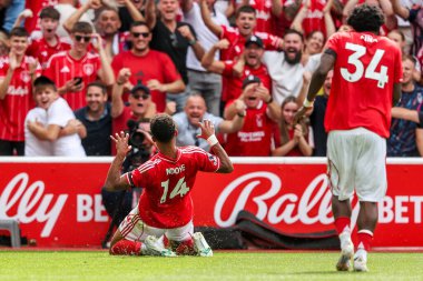 Nottingham Ormanı 'ndan Dan Ndoye, İngiltere' nin Nottingham şehrinde 17 Ağustos 2025 'te oynanan Premier League maçı Nottingham Forest' a karşı Brentford maçında 2-0 kazanma hedefini kutluyor.