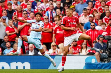 Brentford 'dan Kevin Schade Nottingham Ormanı' ndan Nikola Milenkoviç ile Premier Lig maçı sırasında Nottingham Ormanı 'nın Brentford' a karşı oynadığı City Ground, Nottingham, İngiltere 'de 17 Ağustos 2025' te top için mücadele etti.