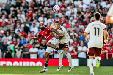 Manchester United takımından Bryan Mbeumo 17 Ağustos 2025 'te Old Trafford, Manchester, İngiltere' de oynanan Premier League maçında Arsenal takımından Riccardo Calafiori ile top mücadelesi verdi.