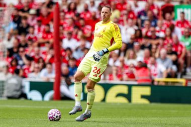 Nottingham Ormanı 'ndan Matz Sels 17 Ağustos 2025' te Nottingham Forest, Brentford 'a karşı oynadığı Premier League maçı sırasında eylemde.