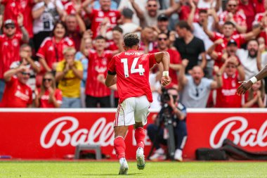 Nottingham Ormanı 'ndan Dan Ndoye, İngiltere' nin Nottingham şehrinde 17 Ağustos 2025 'te oynanan Premier League maçı Nottingham Forest' a karşı Brentford maçında 2-0 kazanma hedefini kutluyor.
