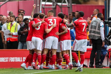 Nottingham Ormanı 'ndan Chris Wood, Nottingham City Ground, Nottingham, İngiltere' de 17 Ağustos 2025 'te oynanan Premier League maçında takım arkadaşlarıyla yaptığı maçı 1-0 kazanarak kutluyor.