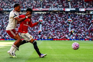 Manchester United takımından Amad Diallo, Manchester United 'ın 17 Ağustos 2025' te Old Trafford, Manchester, İngiltere 'de oynadığı Premier League maçında Arsenal' li Jurrien Timber 'e meydan okudu.