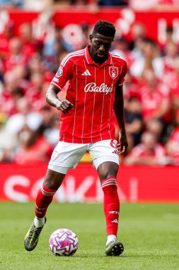 Nottingham Ormanı 'ndan İbrahim Sangare Premier League maçında Nottingham Forest' a karşı Brentford City Ground, Nottingham, İngiltere 'de 17 Ağustos 2025' te top koştu.