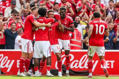 Nottingham Ormanı 'ndan Dan Ndoye, İngiltere' nin Nottingham şehrinde 17 Ağustos 2025 'te oynanan Premier League maçında Nottingham Forest' ın Brentford 'a karşı oynadığı maçı takım arkadaşlarıyla 2-0 kazanmasını kutluyor.