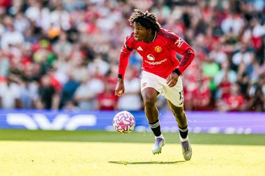 Manchester United takımından Patrick Dorgu, Manchester United 'ın 17 Ağustos 2025' te Old Trafford, Manchester 'da oynadığı Premier League maçında topla koşuyor.