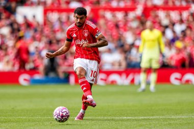 Nottingham Ormanı 'ndan Morgan Gibbs-White Premier League maçında Nottingham Forest, Brentford' a karşı City Ground, Nottingham 'da 17 Ağustos 2025' te pas attı.