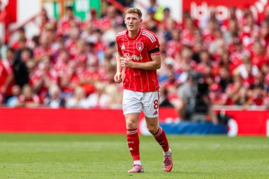 Nottingham Ormanı 'ndan Elliot Anderson Premier League maçı sırasında Nottingham Forest, Brentford' a karşı City Ground, Nottingham, İngiltere 'de 17 Ağustos 2025