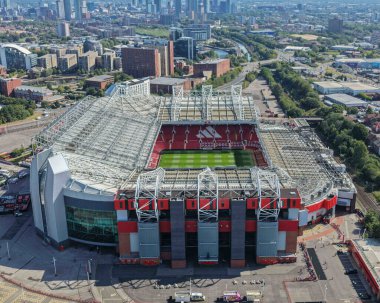 Premier Lig maçı sırasında Old Trafford ve Stratford End 'in hava görüntüsü Manchester United ile Old Trafford, Manchester, Birleşik Krallık maçı, 17 Ağustos 2025
