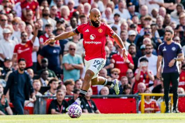 Manchester United takımından Bryan Mbeumo, Manchester United 'ın 17 Ağustos 2025' te Old Trafford, Manchester 'da oynadığı Premier League maçında topla koşuyor.