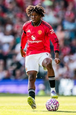 Manchester United takımından Patrick Dorgu, Manchester United 'ın 17 Ağustos 2025' te Old Trafford, Manchester 'da oynadığı Premier League maçında topla koşuyor.