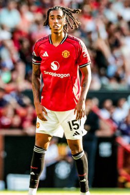 Manchester United 'dan Leny Yoro, Manchester United' ın 17 Ağustos 20255 'te Old Trafford, Manchester' da oynadığı Premier League maçında izlemektedir.