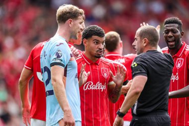 Nottingham Ormanı 'ndan Morgan Gibbs-White İngiltere' nin Nottingham şehrinde 17 Ağustos 2025 'te oynanan Premier League maçı sırasında Nottingham Forest' a karşı Brentford maçında Hakem Peter Banks ile konuştu.