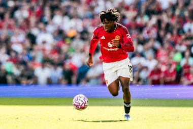 Manchester United takımından Patrick Dorgu, Manchester United 'ın 17 Ağustos 2025' te Old Trafford, Manchester 'da oynadığı Premier League maçında topla koşuyor.