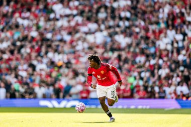 Manchester United takımından Patrick Dorgu, Manchester United 'ın 17 Ağustos 2025' te Old Trafford, Manchester 'da oynadığı Premier League maçında topla koşuyor.