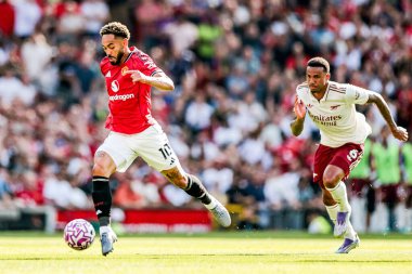 Manchester United takımından Matheus Cunha, Manchester United 'ın 17 Ağustos 2025' te Old Trafford, Manchester 'da oynadığı Premier League maçında topla koşuyor.