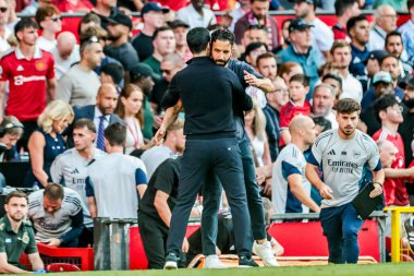 Arsenal 'den Mikel Arteta, Manchester United' ın 17 Ağustos 2025 'te Old Trafford, Manchester, İngiltere' de oynadığı Premier League maçı sonrasında Manchester United 'dan Ruben Amorim' i kucaklıyor.