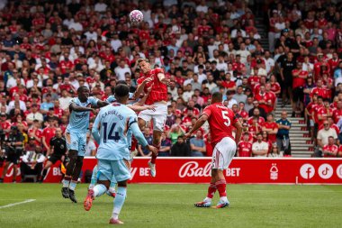 Nottingham Ormanı 'ndan Chris Wood 17 Ağustos 2025' te Nottingham Forest ile Brentford arasında oynanan Premier League maçında topa liderlik ediyor.