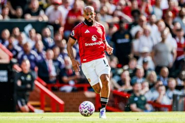 Manchester United takımından Bryan Mbeumo, Manchester United 'ın 17 Ağustos 2025' te Old Trafford, Manchester 'da oynadığı Premier League maçında topla koşuyor.