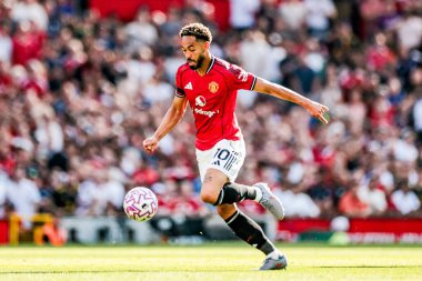 Manchester United takımından Matheus Cunha, Manchester United 'ın 17 Ağustos 2025' te Old Trafford, Manchester 'da oynadığı Premier League maçında topla koşuyor.