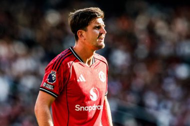 Manchester United takımından Harry Maguire, Manchester United 'ın 17 Ağustos 2025' te Old Trafford, Manchester 'da oynadığı Premier League maçında izlemektedir.