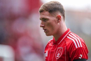 Nottingham Ormanı 'ndan Elliot Anderson 17 Ağustos 2025' te Nottingham Forest 'ın Brentford' a karşı oynadığı Premier Lig maçına bakıyor.