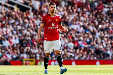 Manchester United takımından Diogo Dalot, Manchester United 'ın 17 Ağustos 2025' te Old Trafford, Manchester 'da oynadığı Premier League maçında izlemektedir.