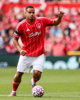 Nottingham Ormanı 'ndan Murillo İngiltere' nin Nottingham şehrinde 17 Ağustos 2025 'te oynanan Premier League maçında Nottingham Forest' a karşı Brentford maçında topla koşuyor.