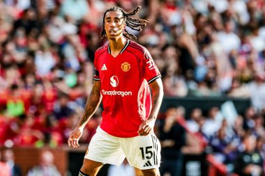 Manchester United 'dan Leny Yoro, Manchester United ile Arsenal maçında 17 Ağustos 2025' te Old Trafford, Manchester, İngiltere 'de karşı karşıya geldi.