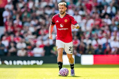 Manchester United takımından Luke Shaw, Manchester United 'ın 17 Ağustos 2025' te Old Trafford, Manchester 'da oynadığı Premier League maçında topla koşuyor.