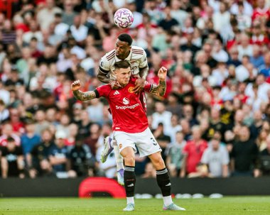 Arsenal 'den Gabriel Magalhaes Manchester United ile Manchester United' ın 17 Ağustos 2025 'te Old Trafford, Manchester, İngiltere' de oynadığı Premier League maçında Benjamin Sesko ile top mücadelesi verdi.