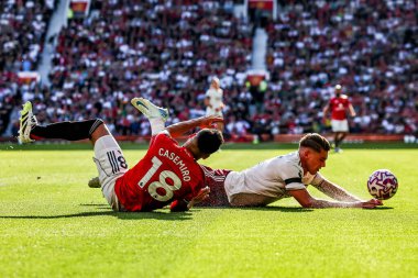Manchester United takımının Casemiro 'su, 17 Ağustos 2025' te Old Trafford, Manchester, İngiltere 'de oynanan Premier League maçında Arsenal' li Viktor Gyokeres 'e meydan okudu.