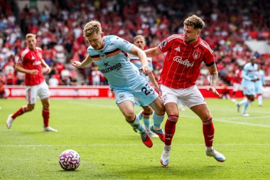 Brentford 'dan Keane Lewis-Potter Nottingham Ormanı' ndan Neco Williams ile Premier Lig maçı sırasında Nottingham Ormanı 'nın Brentford' a karşı oynadığı City Ground, Nottingham, İngiltere 'de 17 Ağustos 2025' te top için mücadele etti.