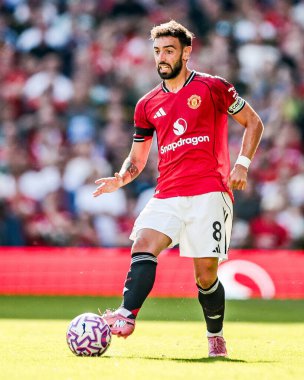 Manchester United takımından Bruno Fernandes, Manchester United 'ın 17 Ağustos 2025' te Old Trafford, Manchester 'da oynadığı Premier League maçında topla koşuyor.